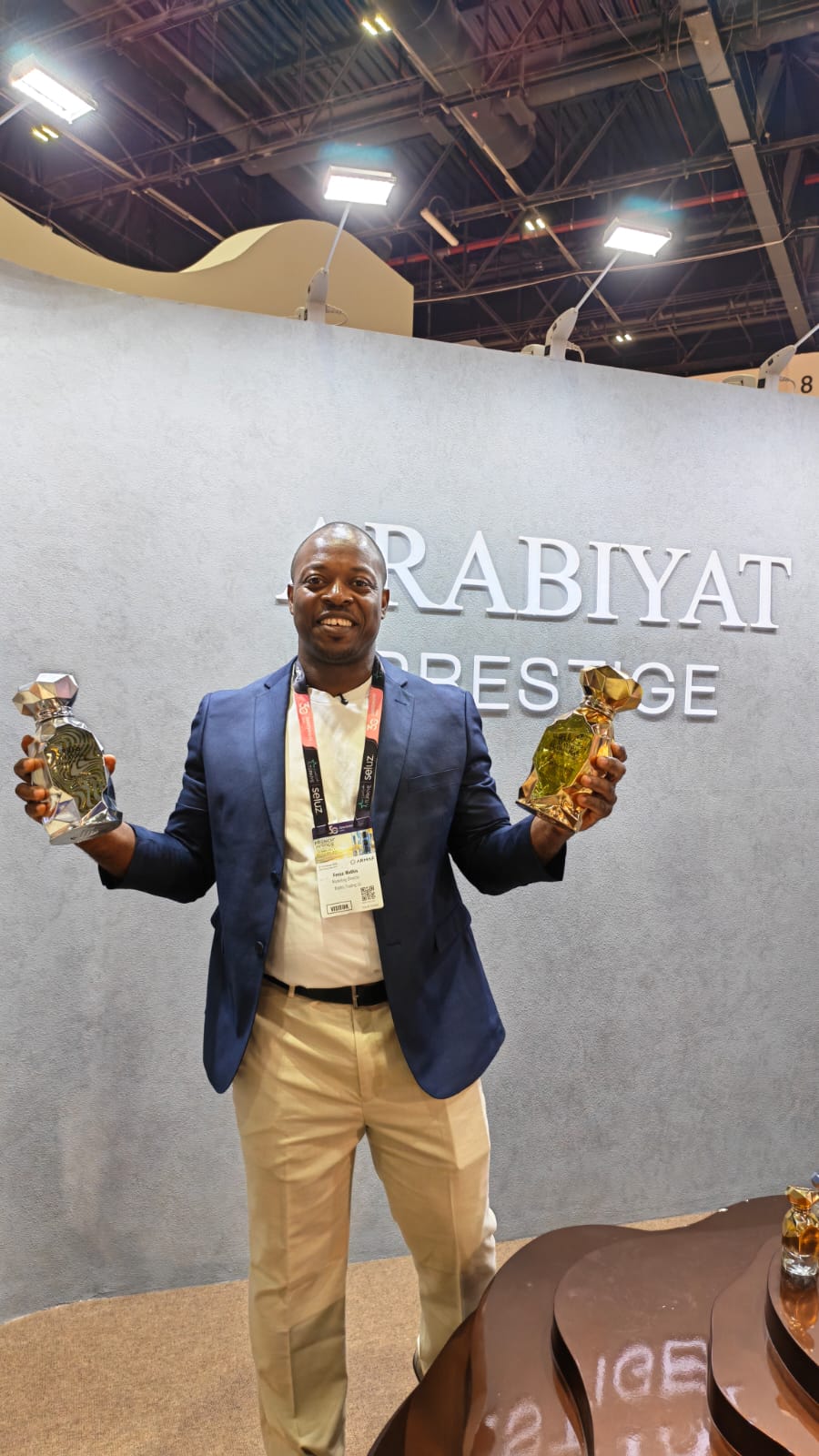 Mathis présentant les collections de flacons de haute parfumerie à Beautyworld Dubaï